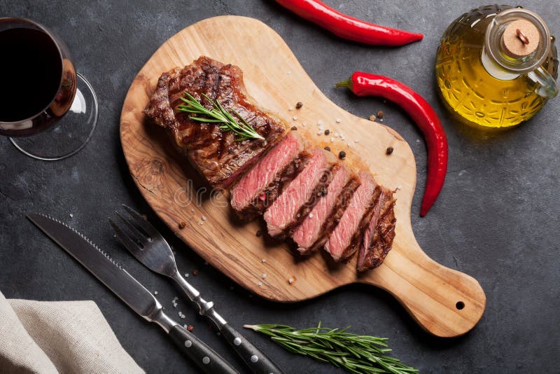 Gegrilltes Striploin Steak Und Wein Stockfoto - Bild von über, stück ... Gegrilltes Striploin Steak Und Wein Stockfoto - Bild von über, stück ...