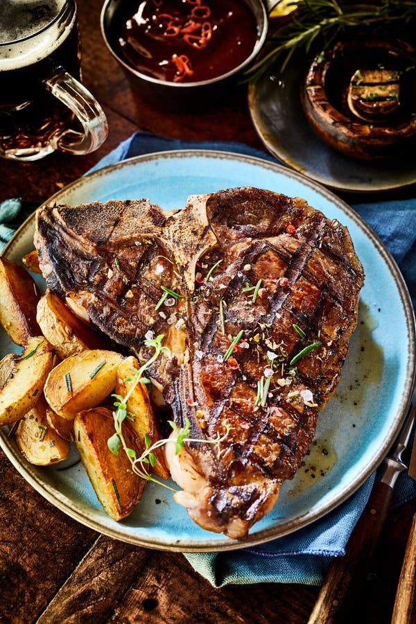 Gegrilltes T-Bone-Steak Mit Frischen Kräutern Stockbild - Bild von ...