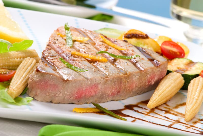 Gegrilltes Thunfischsteak lizenzfreies stockfoto Gegrilltes Thunfischsteak lizenzfreies stockfoto