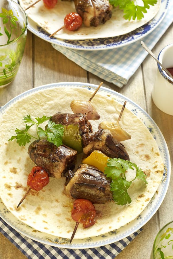 Gegrilltes Truthahnherz kebab mit Gemüse stockfoto