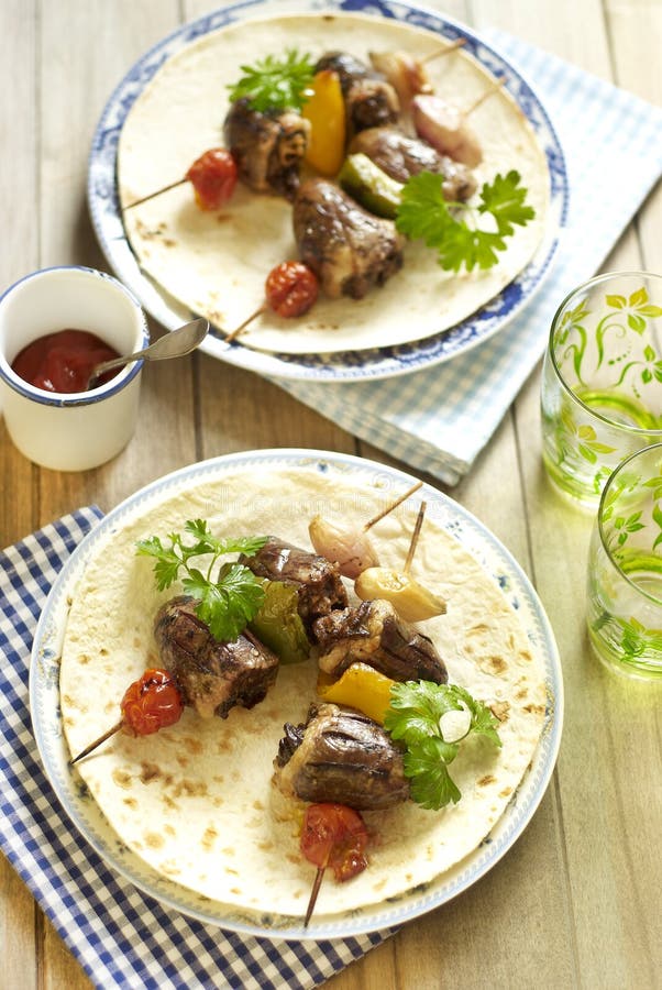Gegrilltes Truthahnherz kebab mit Gemüse lizenzfreie stockfotografie