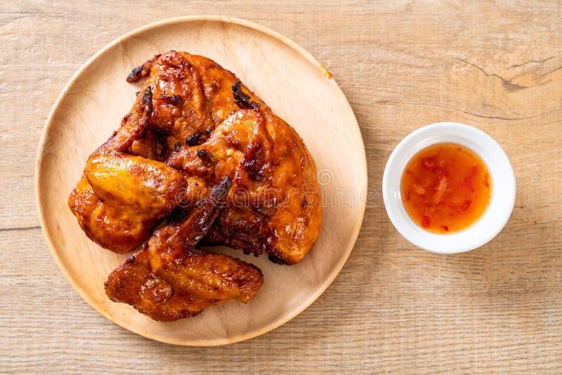 Gegrilltes und Grillhuhn stockfoto. Bild von ansicht - 140457092