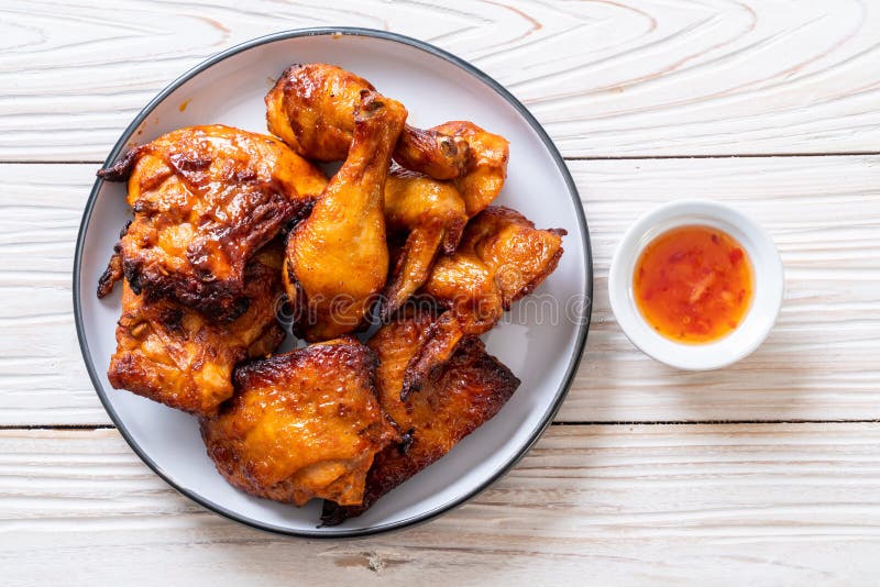 Gegrilltes und Grillhuhn stockbild. Bild von trommelstock - 145117173