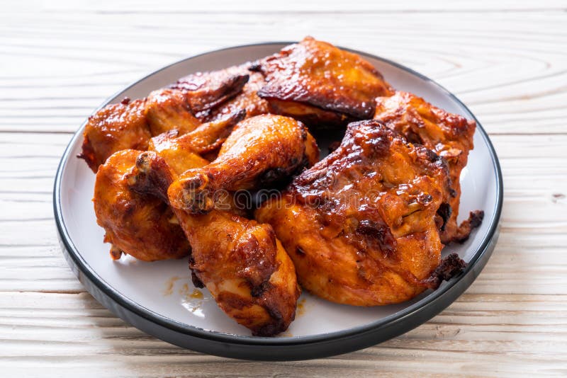 Gegrilltes und Grillhuhn stockfoto. Bild von getrennt - 150408172