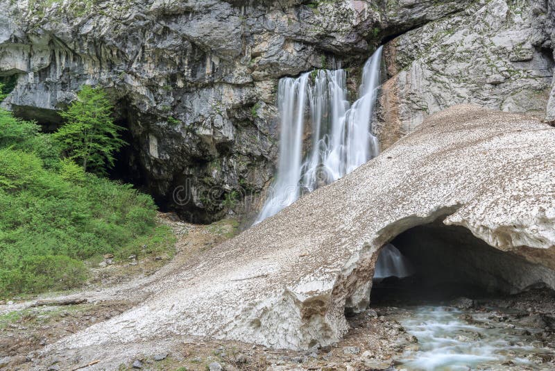 Gegsky vattenfall i skogen, Abchazien arkivbild Gegsky vattenfall i skogen, Abchazien arkivbild