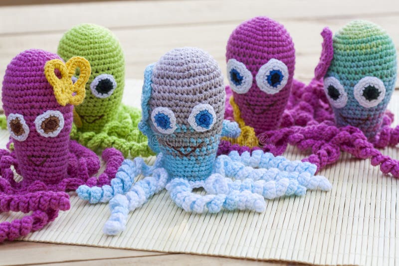 Gehaakt geweven met gekleurde wolstuk speelgoed octopus royalty-vrije stock afbeelding Gehaakt geweven met gekleurde wolstuk speelgoed octopus royalty-vrije stock afbeelding