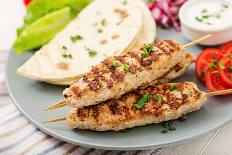 Gehackter gegrilltes Truthahnhuhn Lulas Kebab lizenzfreie stockfotos
