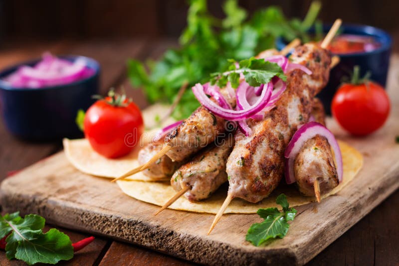 Gehackter gegrilltes Truthahnhuhn Lulas Kebab stockbilder