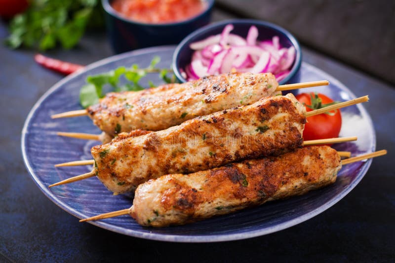 Gehackter gegrilltes Truthahnhuhn Lulas Kebab lizenzfreie stockbilder