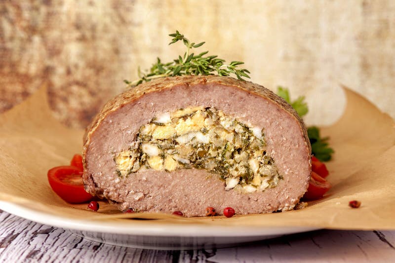 Gehaktbrood met eieren wordt gevuld dat royalty-vrije stock afbeelding Gehaktbrood met eieren wordt gevuld dat royalty-vrije stock afbeelding