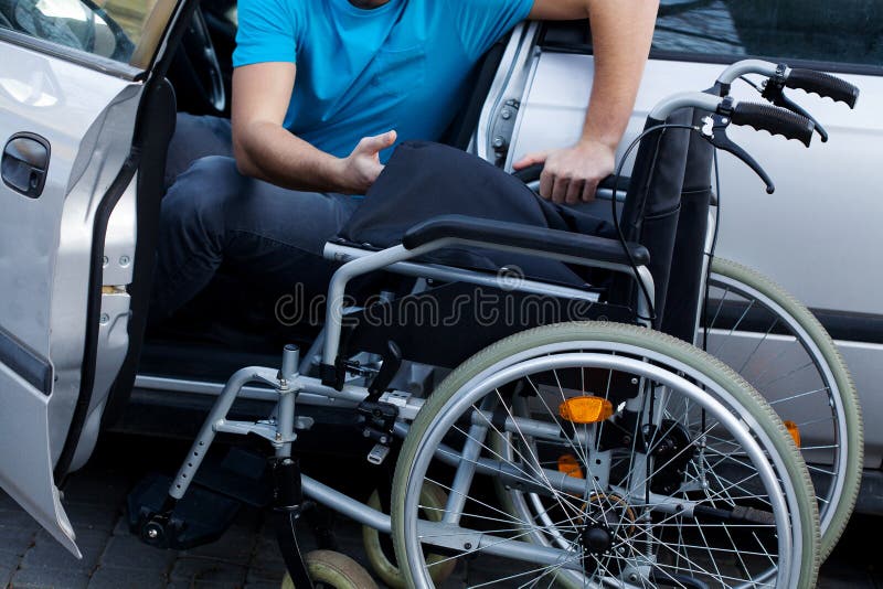 Gehandicapte bestuurder die zijn rolstoel bestaan