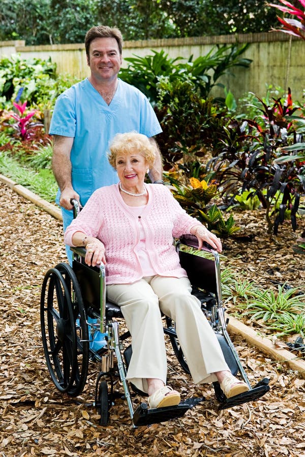 Gehandicapte Hogere Vrouw en Verpleegster stock afbeelding Gehandicapte Hogere Vrouw en Verpleegster stock afbeelding