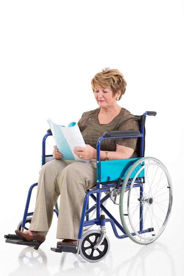 Gehandicapte hogere vrouwenlezing stock afbeelding Gehandicapte hogere vrouwenlezing stock afbeelding