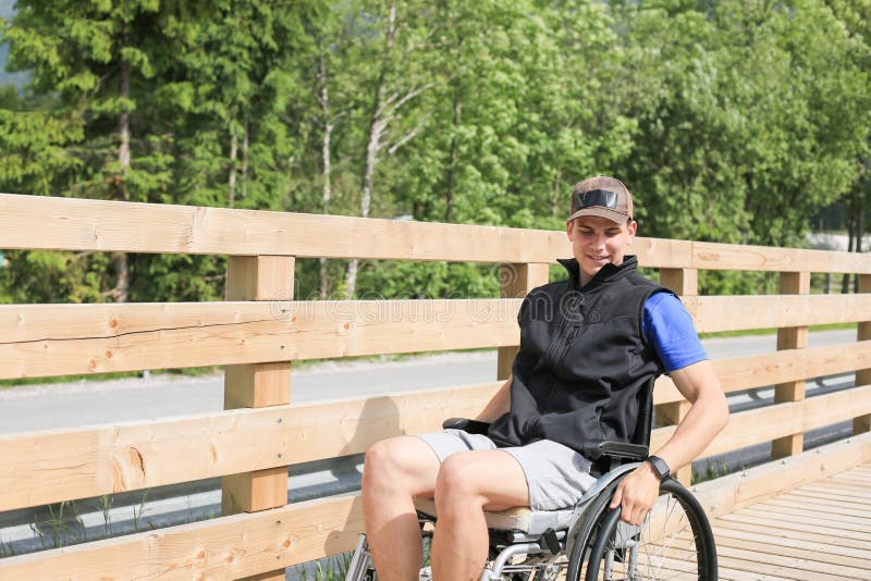Gehandicapte jonge mens op een rolstoel royalty-vrije stock afbeeldingen Gehandicapte jonge mens op een rolstoel royalty-vrije stock afbeeldingen