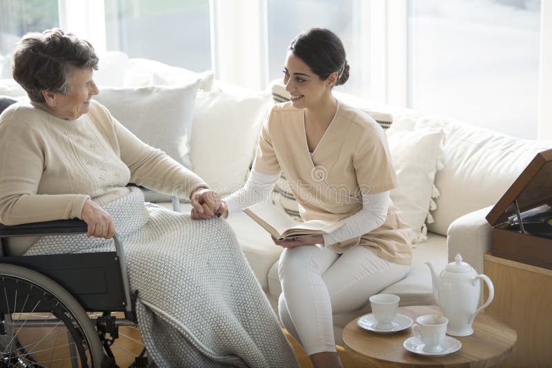 Gehandicapte vrouw met medische medewerker royalty-vrije stock foto's Gehandicapte vrouw met medische medewerker royalty-vrije stock foto's
