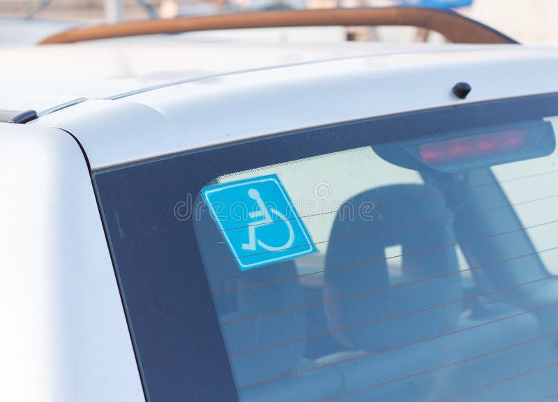 Gehandicapten die sticker op auto parkeren royalty-vrije stock foto Gehandicapten die sticker op auto parkeren royalty-vrije stock foto