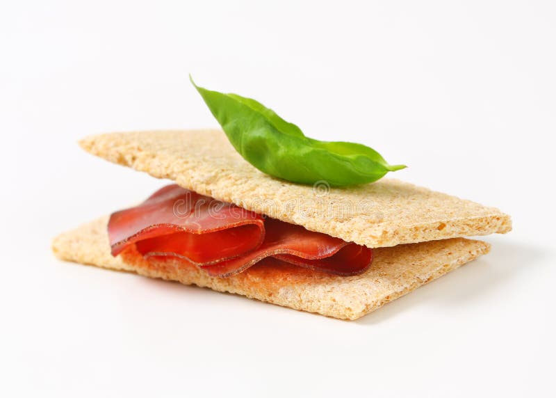Geheel korrel kernachtig brood met gerookt rundvlees stock afbeeldingen Geheel korrel kernachtig brood met gerookt rundvlees stock afbeeldingen