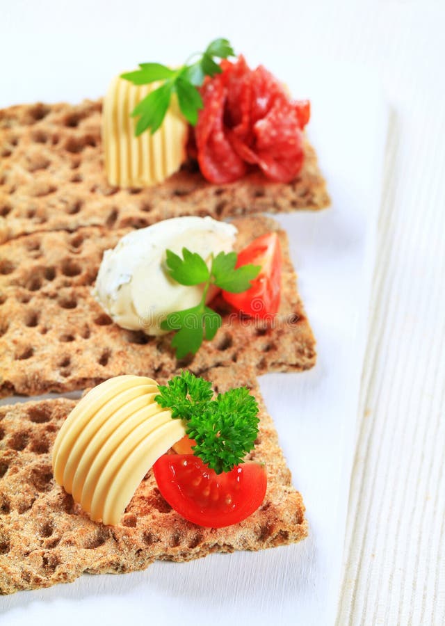 Geheel korrelknäckebrood met diverse bovenste laagjes royalty-vrije stock fotografie Geheel korrelknäckebrood met diverse bovenste laagjes royalty-vrije stock fotografie
