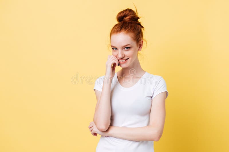 Geheimnisingwerfrau im T-Shirt beißt ihren Finger lizenzfreie stockbilder Geheimnisingwerfrau im T-Shirt beißt ihren Finger lizenzfreie stockbilder