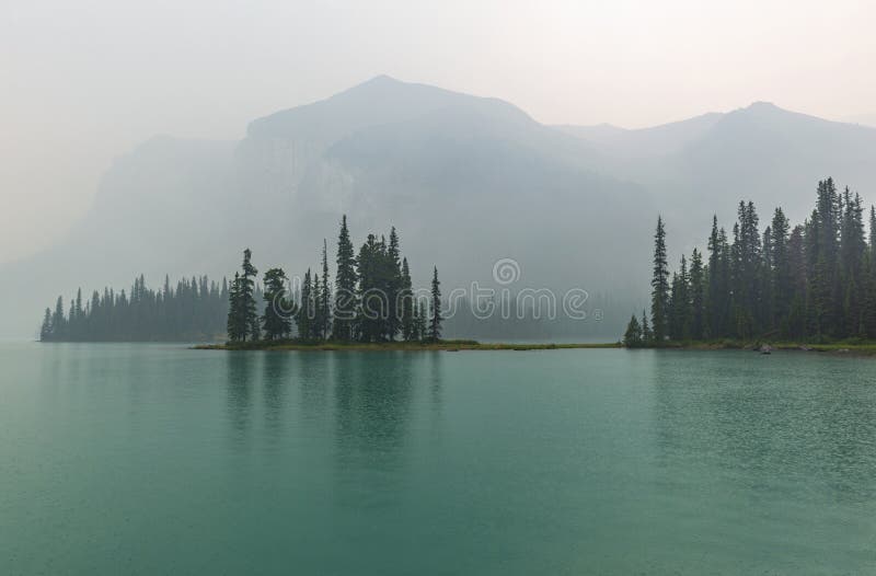 Geheimzinnig Geesteiland in de Mist, Alberta, Canada royalty-vrije stock afbeeldingen Geheimzinnig Geesteiland in de Mist, Alberta, Canada royalty-vrije stock afbeeldingen