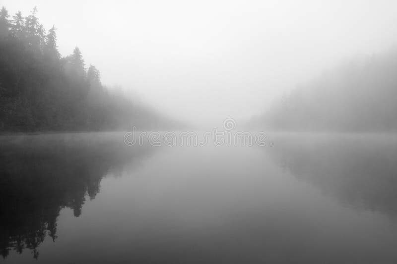 Mysterieus meer royalty-vrije stock afbeelding