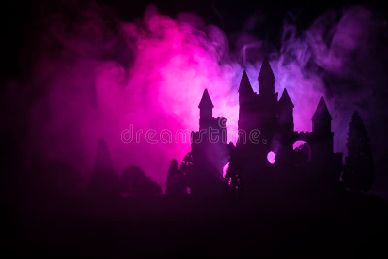 Geheimzinnig middeleeuws kasteel in een nevelige volle maan Verlaten gotisch stijl oud kasteel bij nacht royalty-vrije stock afbeeldingen Geheimzinnig middeleeuws kasteel in een nevelige volle maan Verlaten gotisch stijl oud kasteel bij nacht royalty-vrije stock afbeeldingen
