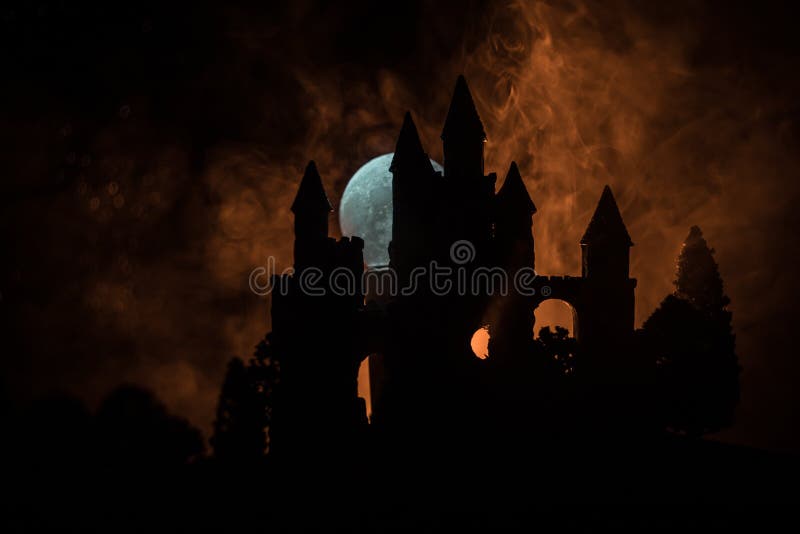 Geheimzinnig middeleeuws kasteel in een nevelige volle maan Verlaten gotisch stijl oud kasteel bij nacht royalty-vrije stock afbeeldingen Geheimzinnig middeleeuws kasteel in een nevelige volle maan Verlaten gotisch stijl oud kasteel bij nacht royalty-vrije stock afbeeldingen