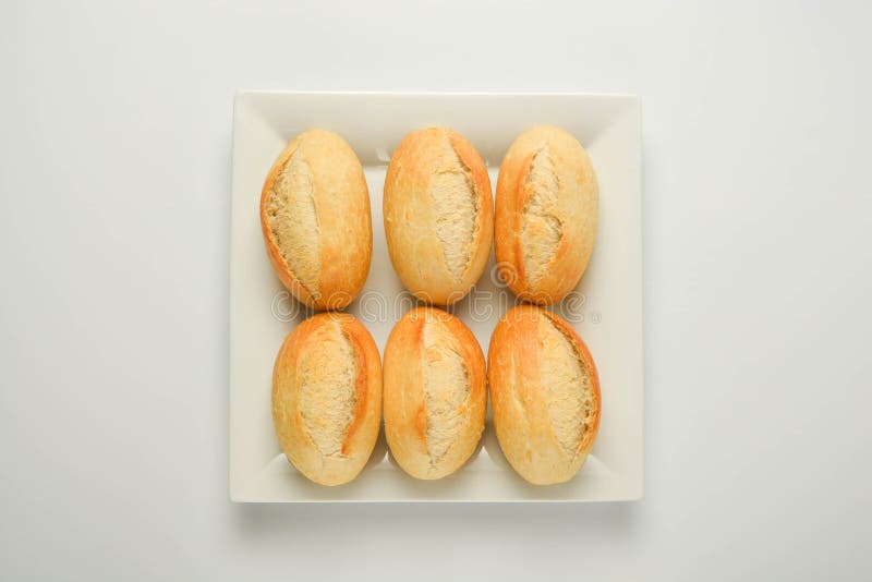Gehele duidelijke die het broodbroodjes van de korreltarwe op witte achtergrond worden geïsoleerd royalty-vrije stock fotografie Gehele duidelijke die het broodbroodjes van de korreltarwe op witte achtergrond worden geïsoleerd royalty-vrije stock fotografie