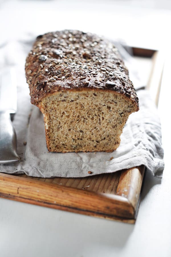 Gehele korrel en het multibrood van het zaadbrood, artisanale zuurdesem stock fotografie Gehele korrel en het multibrood van het zaadbrood, artisanale zuurdesem stock fotografie