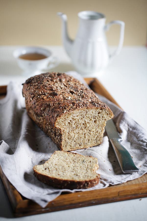 Gehele korrel en veel brood van de zadenzuurdesem, artisanaal ontbijt royalty-vrije stock foto Gehele korrel en veel brood van de zadenzuurdesem, artisanaal ontbijt royalty-vrije stock foto