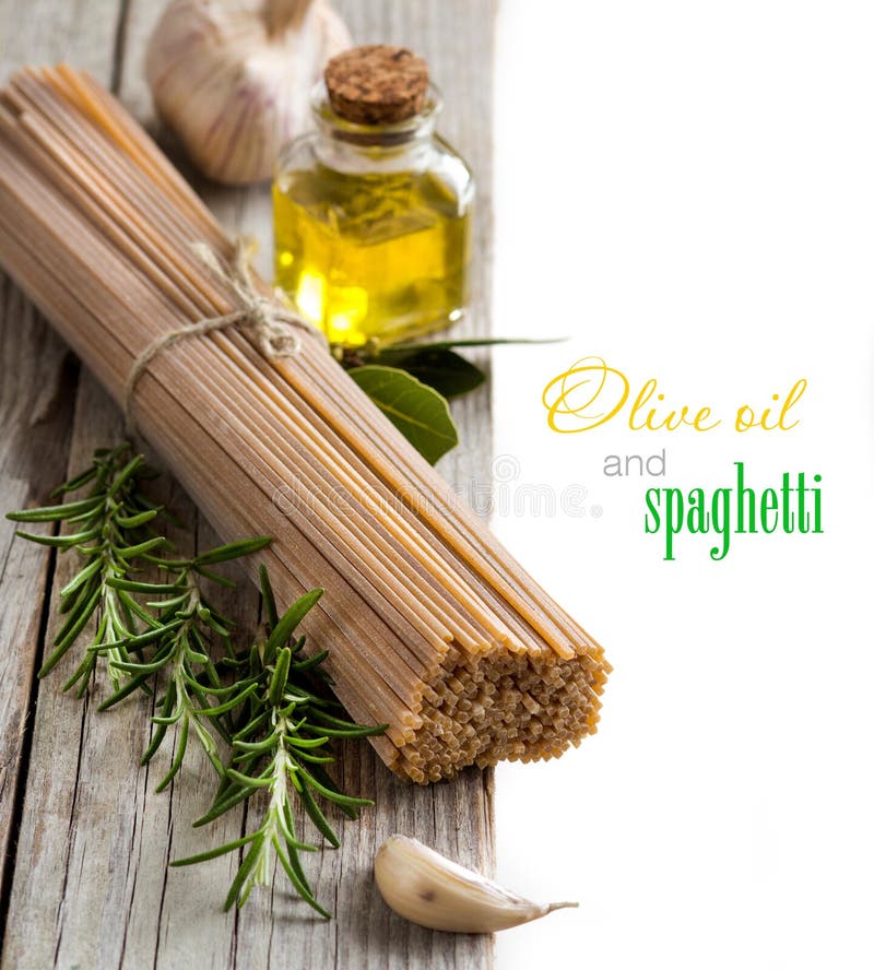 Gehele tarwespaghetti, knoflook, oilve olie en kruiden stock afbeeldingen Gehele tarwespaghetti, knoflook, oilve olie en kruiden stock afbeeldingen