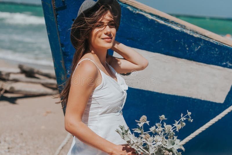 Gehen entlang die Strandsammelnwild wachsenden pflanzen lizenzfreies stockfoto Gehen entlang die Strandsammelnwild wachsenden pflanzen lizenzfreies stockfoto