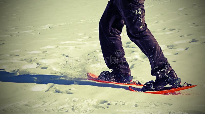 Gehen mit Schneeschuhen und Kordsamthosen auf weißen frischen Schnee wi stockfoto Gehen mit Schneeschuhen und Kordsamthosen auf weißen frischen Schnee wi stockfoto