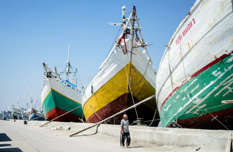 Gehen Sie durch große traditionelle Schiffe, Sunda Kelapa Jakarta-Indonesien lizenzfreies stockbild Gehen Sie durch große traditionelle Schiffe, Sunda Kelapa Jakarta-Indonesien lizenzfreies stockbild