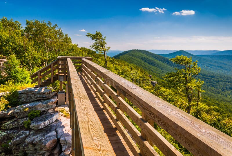 Gehende Brücke und Ansicht der Appalachians von großem Schloss, Virginia stockfotografie Gehende Brücke und Ansicht der Appalachians von großem Schloss, Virginia stockfotografie