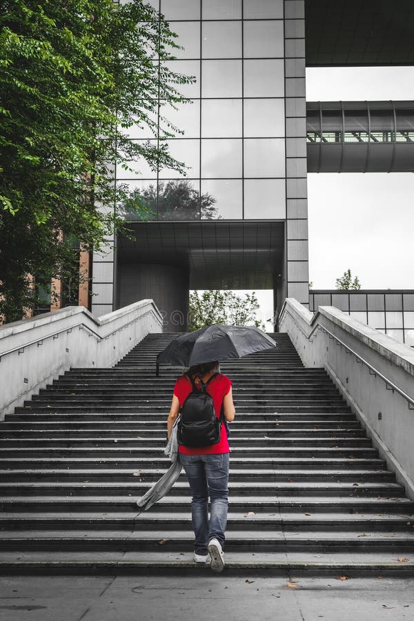 Gehender alleinaufstieg der jungen Frau die Treppe in einem modernen neighborh lizenzfreie stockbilder Gehender alleinaufstieg der jungen Frau die Treppe in einem modernen neighborh lizenzfreie stockbilder