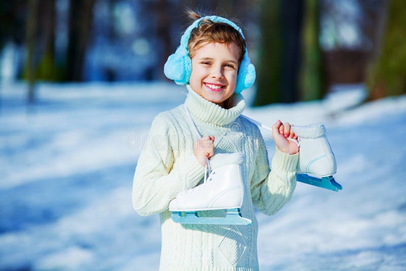 Gehender Eislauf des glücklichen Jungen lizenzfreie stockfotografie Gehender Eislauf des glücklichen Jungen lizenzfreie stockfotografie