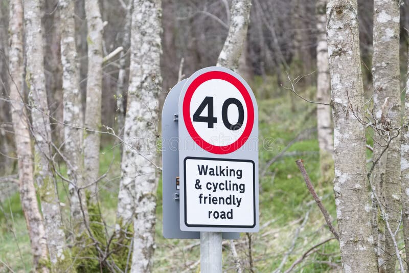 Gehender radfahrender freundlicher Straßenweg unterzeichnen in der Landschaft in Loch Tay Scotland lizenzfreies stockbild Gehender radfahrender freundlicher Straßenweg unterzeichnen in der Landschaft in Loch Tay Scotland lizenzfreies stockbild