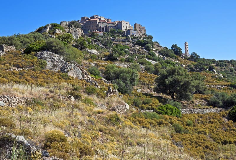 Gehocktes Dorf von Sant'Antonino, Korsika lizenzfreie stockbilder Gehocktes Dorf von Sant'Antonino, Korsika lizenzfreie stockbilder