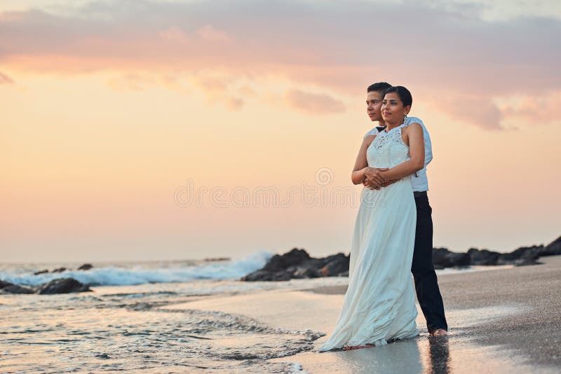 Gehuwd enkel gelukkig jong paar stock fotografie Gehuwd enkel gelukkig jong paar stock fotografie
