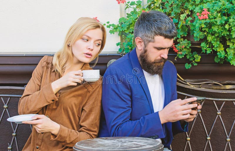 Gehuwd mooi paar die samen ontspannen Het terras van de paarkoffie drinkt koffie Het paar in liefde zit koffieterras geniet van k stock foto's Gehuwd mooi paar die samen ontspannen Het terras van de paarkoffie drinkt koffie Het paar in liefde zit koffieterras geniet van k stock foto's
