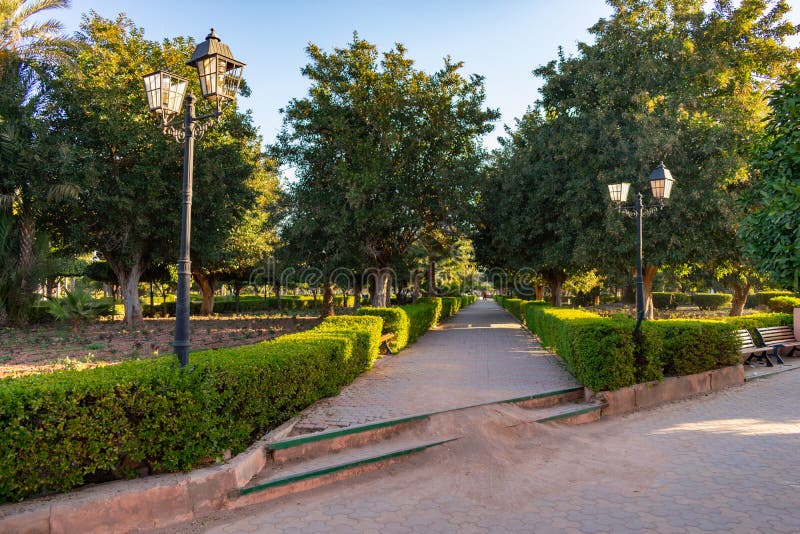 Gehweg bei Parc Lalla Hasna in Marrakesch Marokko lizenzfreie stockfotos Gehweg bei Parc Lalla Hasna in Marrakesch Marokko lizenzfreie stockfotos