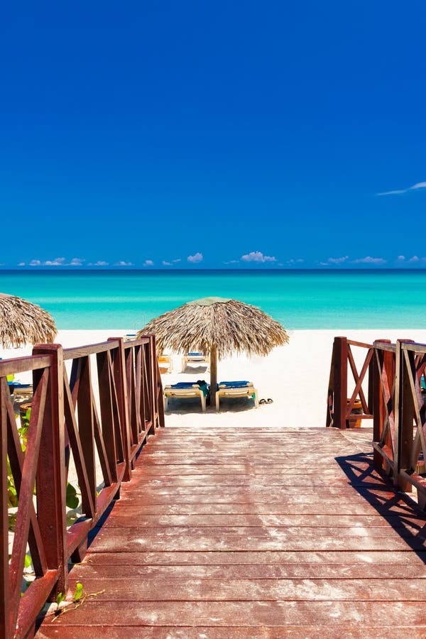 Gehweg, der zu einen tropischen Strand in Kuba führt