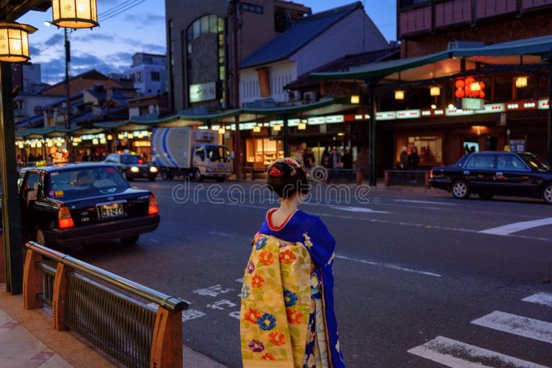 Geisha in den Straßen von Kyoto stockbilder Geisha in den Straßen von Kyoto stockbilder