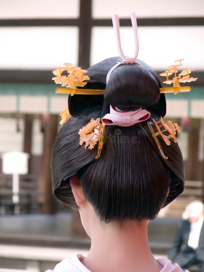 add traditional geisha hair ornament