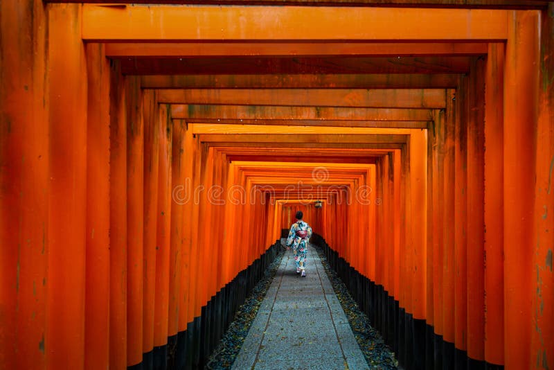 Geisha's lopen en zien onder de rode houten Tori Gate bij Fushimi Inari Shrine in Kyoto, Japan Japan Toerisme in Japan, geschiede royalty-vrije stock foto Geisha's lopen en zien onder de rode houten Tori Gate bij Fushimi Inari Shrine in Kyoto, Japan Japan Toerisme in Japan, geschiede royalty-vrije stock foto