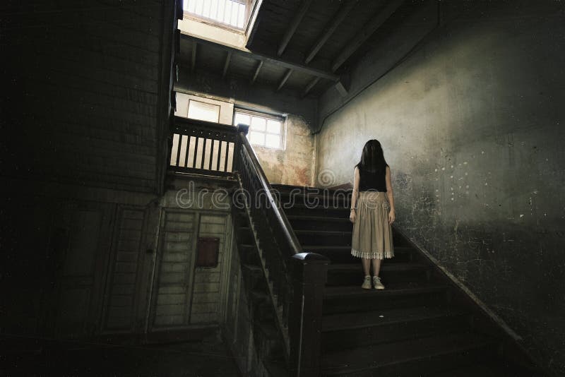 Geist im Geisterhaus, mysteriöse Frau, Horrorszene von furchtsamem lizenzfreies stockbild Geist im Geisterhaus, mysteriöse Frau, Horrorszene von furchtsamem lizenzfreies stockbild
