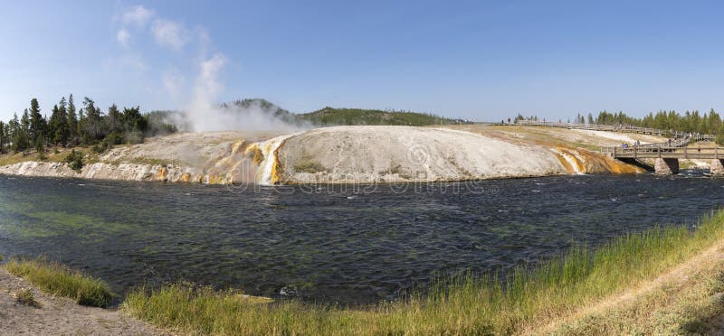 Gejzer w uroczystym graniastosłupowym wiosna basenie w Yellowstone parku narodowym zdjęcie royalty free