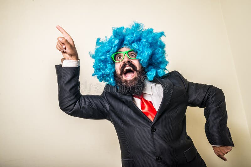 Gekke grappige gebaarde mens met blauwe pruik royalty-vrije stock fotografie Gekke grappige gebaarde mens met blauwe pruik royalty-vrije stock fotografie