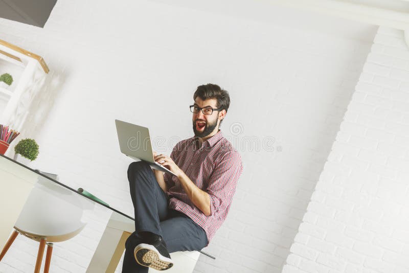 Gekke mens die laptop met behulp van royalty-vrije stock afbeelding Gekke mens die laptop met behulp van royalty-vrije stock afbeelding